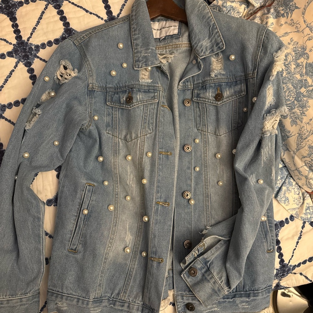 NWOT-Fabulous lightweight Pearl-Embellished Denim Jacket